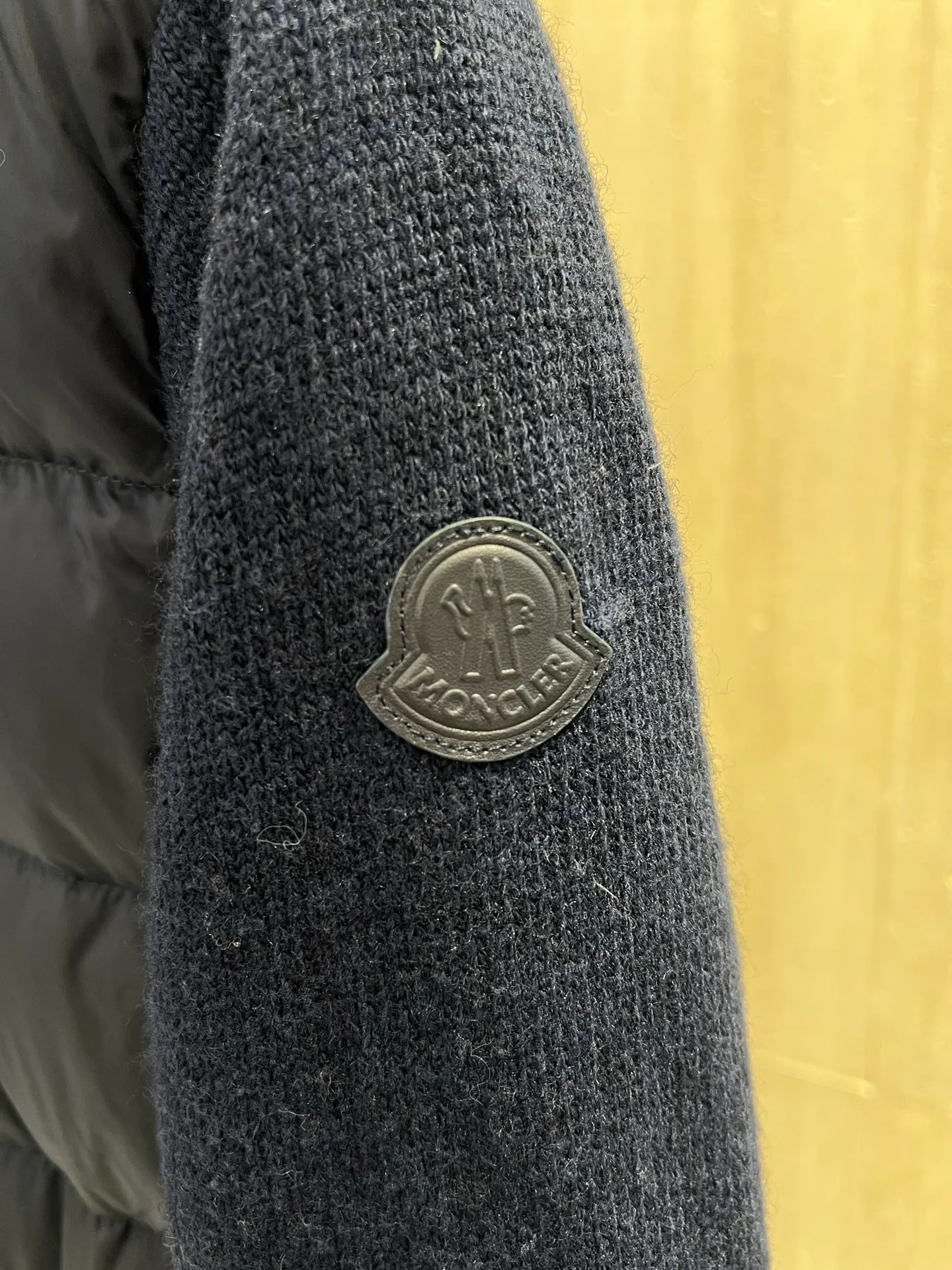 Moncler ， 。 、 、 ， 。 ：Y 6001 ：Navy Blue ，Khaki Size：SML